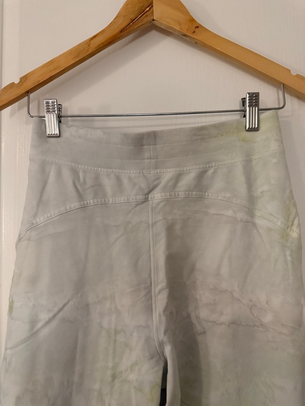 Lululemon LA Sweat Pant 26” Watercolor, no size tag, but fits a size 6 - Picture 6 of 8